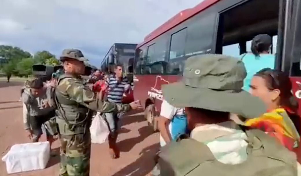 fanb dispuso aviones helicopteros y embarcaciones para evacuacion de mineros ilegales en amazonas laverdaddemonagas.com whatsapp image 2023 07 10 at 1.40.52 pm 1
