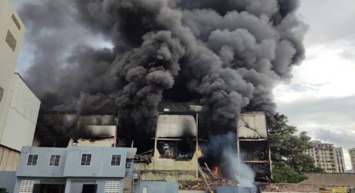 Voraz incendio consume Traki de Valencia (+foto y video)