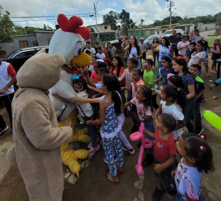 Fundación sin límites agasajó a los niños