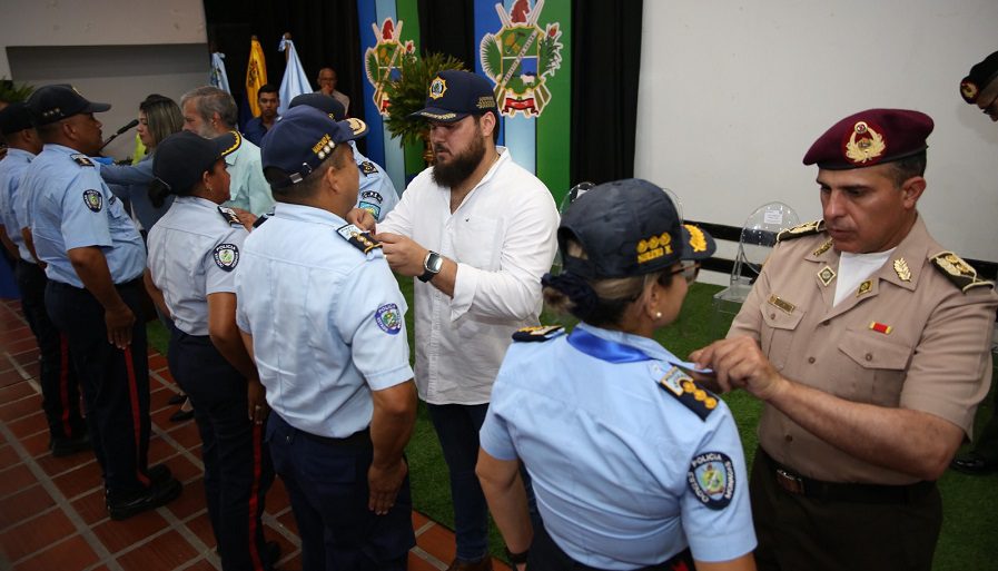 El gobernador Ernesto Luna asciende a 127 funcionarios de Polimonagas