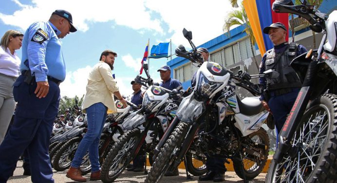 Gobernador Ernesto Luna entregó 50 nuevas motocicletas a Polimonagas