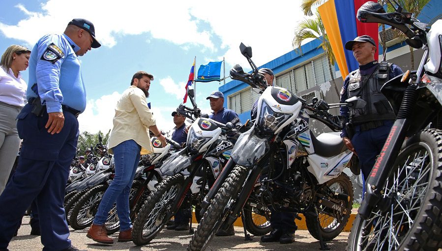 Gobernador Ernesto Luna entrega 50 nuevas motocicletas a Polimonagas