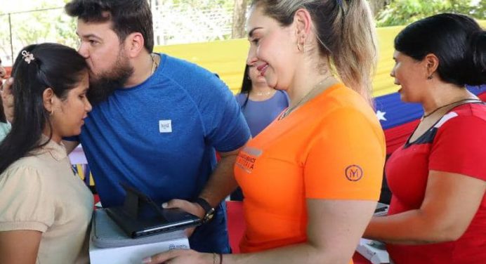 Gobernador Luna entrega 503 tabletas a bachilleres con los mejores promedios en Monagas