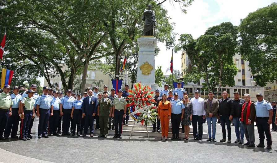 Ofrenda floral al Padre de la Patria en honor al Día Nacional del Policía, en Monagas