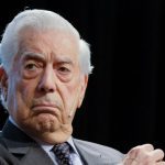 Mario Vargas Llosa está hospitalizado