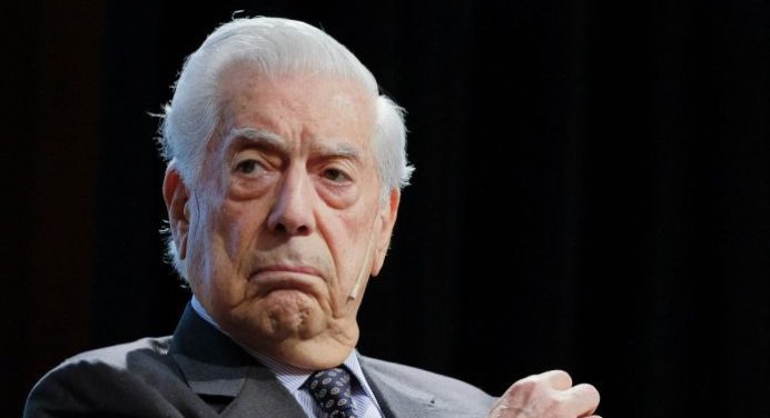 Hospitalizado escritor ganador del premio Nobel Vargas Llosa