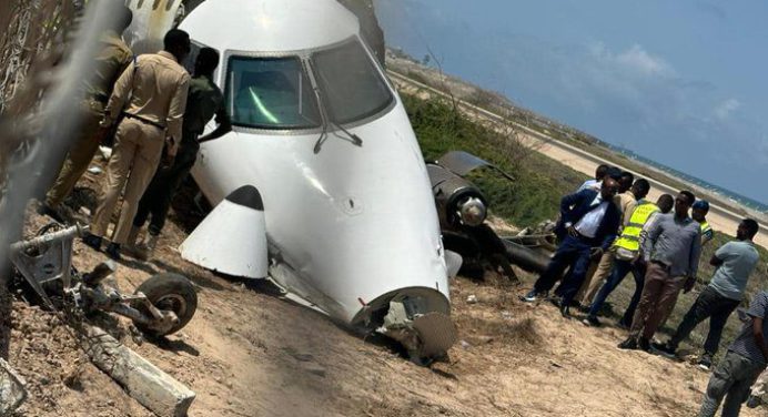 ¡Impactante! En Somalia un avión de pasajeros se sale de la pista y se estrella contra un muro