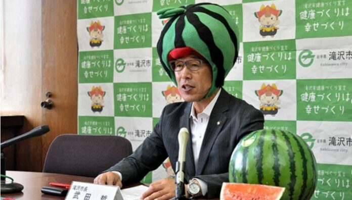 insolito un alcalde japones ofrece declaraciones con una patilla en la cabeza foto laverdaddemonagas.com diseno sin titulo 42 696x396 1