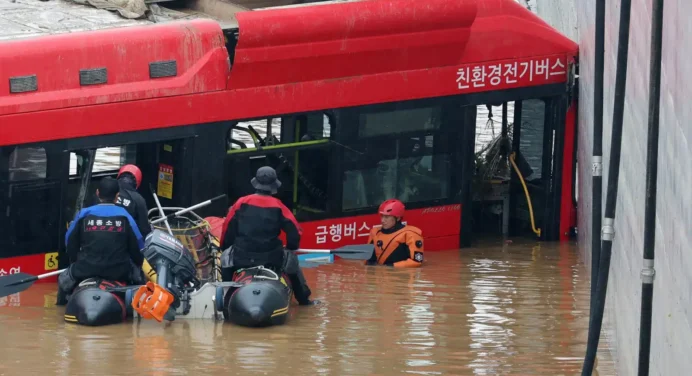 En Corea del Sur lluvias monzónicas dejan ya 40 fallecidos (+fotos)