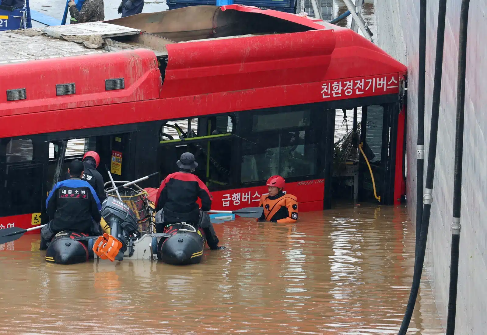 En Corea del Sur lluvias monzónicas dejan ya 40 fallecidos (+fotos)