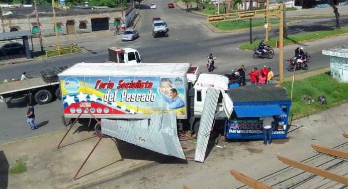 Camión de la Feria del Pescado impactó contra un kiosko en la Av. Libertador de Maturín