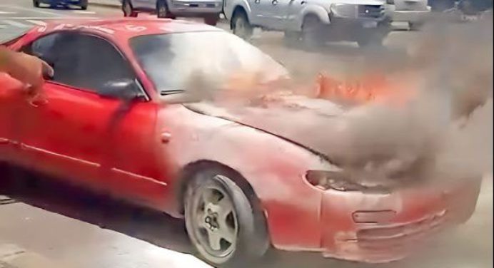 Vehículo se incendió en la avenida Juncal de Maturín (+Video)