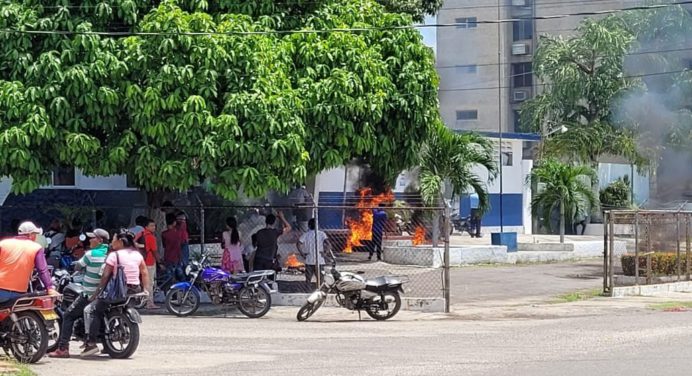 Líderes de la etnia yukpas protestan quemando comando policial en el Zulia