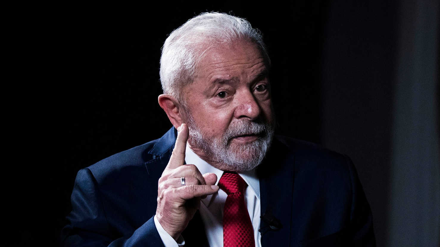 Lula firma decreto para restringir uso de armas