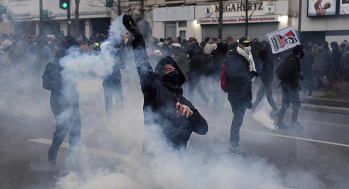 Manifestantes en Francia utilizan las mismas armas suministradas por Occidente a Kiev