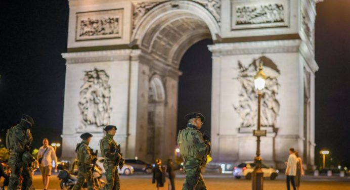 Reportan más de 90 detenidos y 255 carros quemados durante celebración del Día de Francia