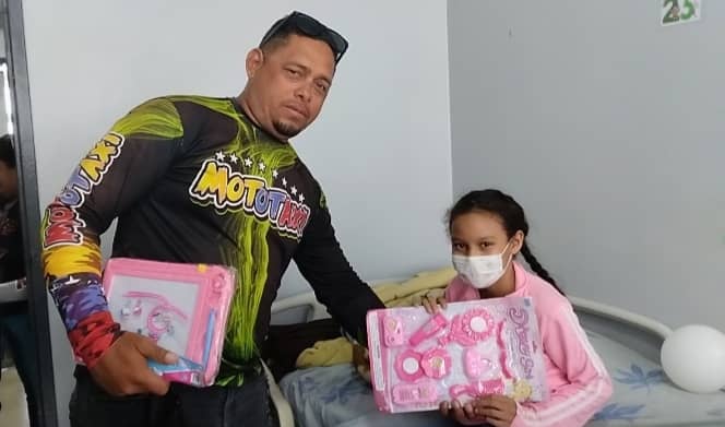 Niños recibieron regalos a niños del Humnt y colegio