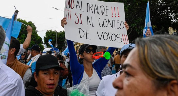 Protestas en Guatemala por el escándalo electoral marcan la ruta hacia el balotaje presidencial