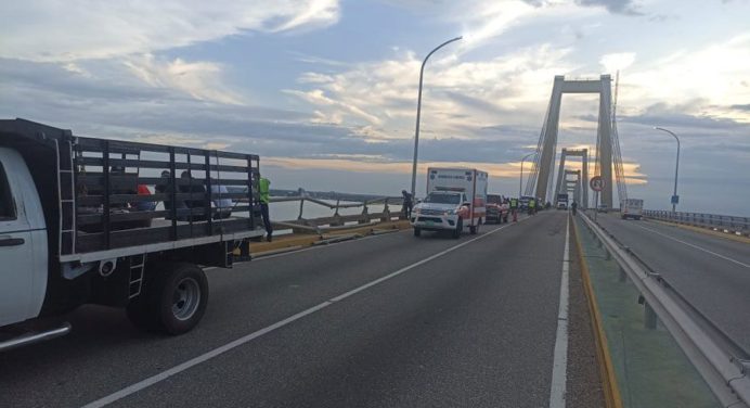 Recuperan cadáver del carro que cayó del puente sobre el Lago de Maracaibo