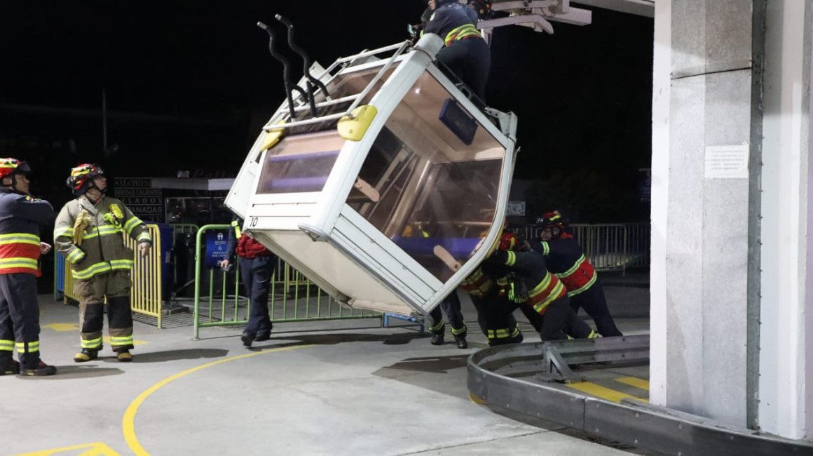 rescatan a 75 personas atrapadas en el teleferico de quito laverdaddemonagas.com cabina teleferico
