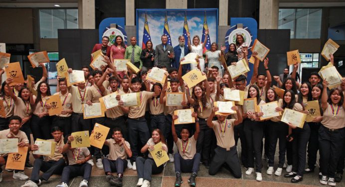 Sorenelly de Luna a bachilleres: Ustedes son útiles y necesarios para la Patria