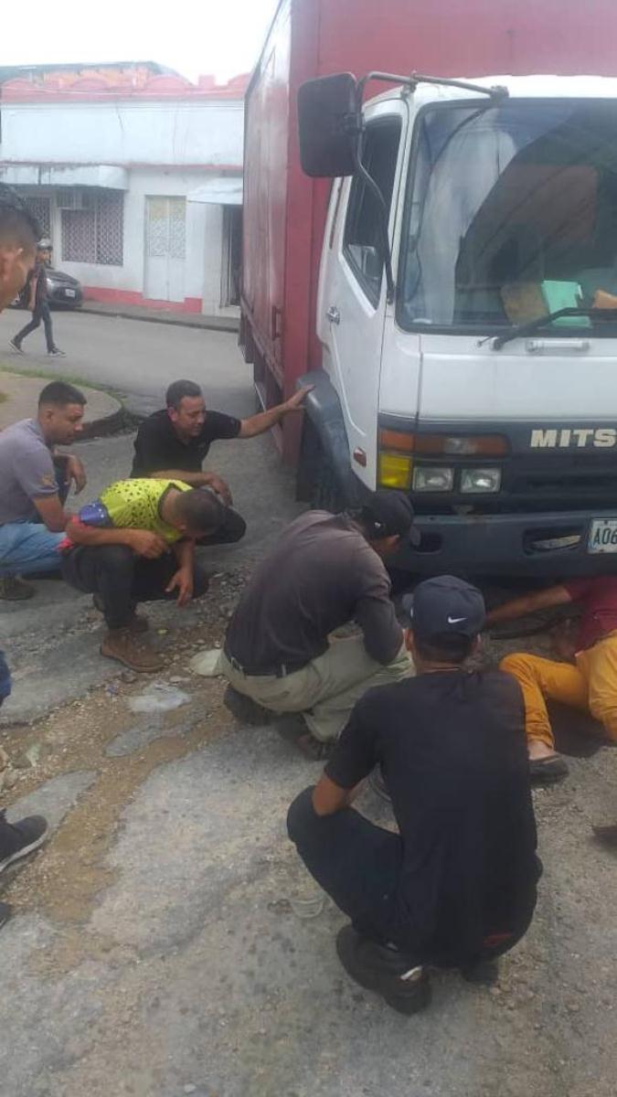 La mañana de este lunes, un camión cayó al vacío