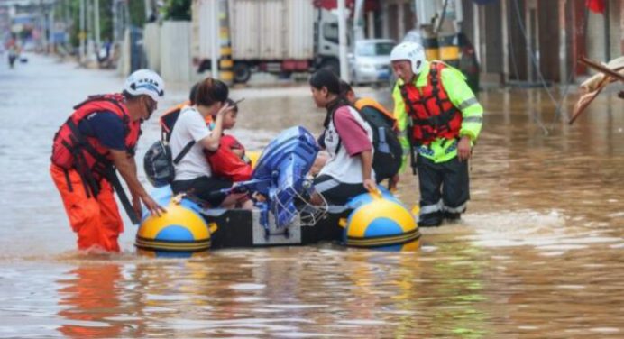 Tifón Doksuri deja 2 muertos y 100 mil evacuados en China