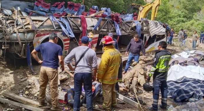 ¡Trágico! Caída de autobús en un barranco de México dejó unos 29 muertos y 31 heridos