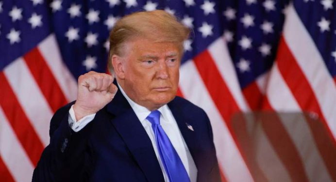 Trump se burla de cargos en su contra en mitin en Pensilvania