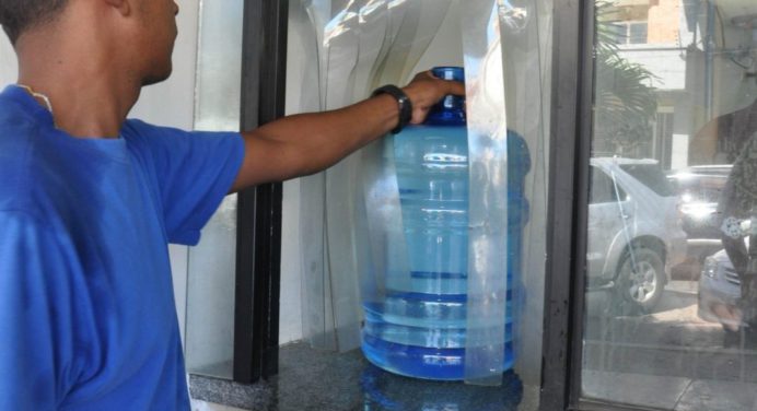 Vecinos gastan más de cinco sueldos mínimos para recargar agua potable