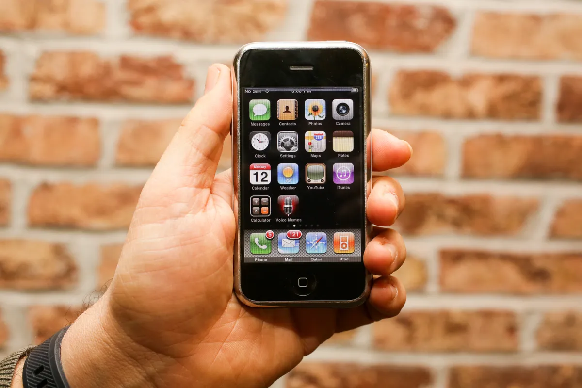El primer iPhone fue lanzado el año 2007. Poseía pantalla táctil capacitiva, altavoz, puerto para auriculares, micrófono, cámara de 2 megapíxeles, conectividad EDGE y Wi-Fi. | Foto: Web