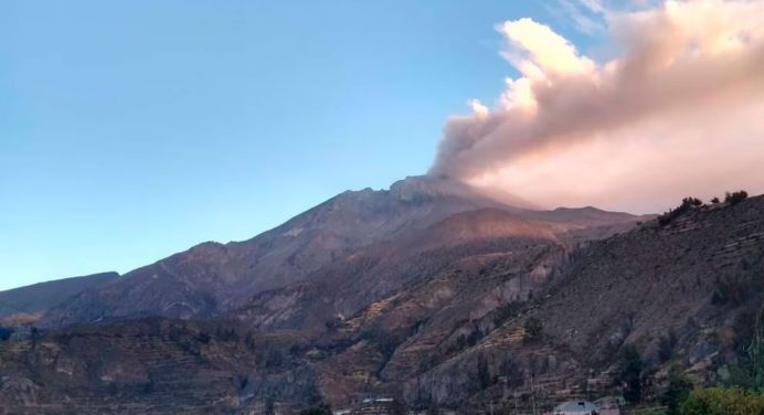 Volcán peruano vuelve a explotar lanzando cenizas a 3.600 metros sobre el cráter