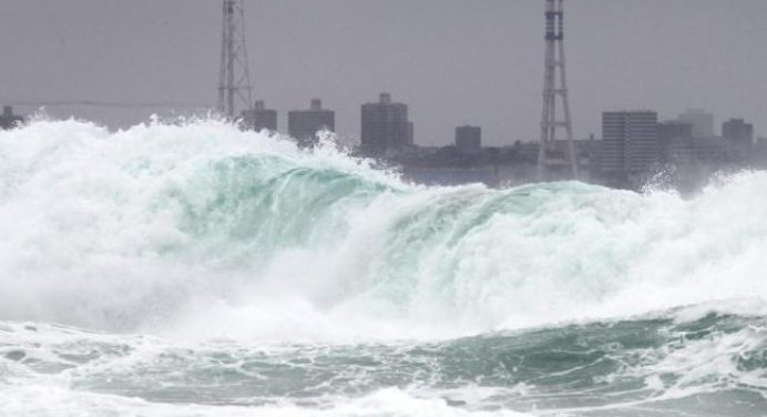 Autoridades exhortan evacuar a un millón de personas en Japón ante embate de fuerte tifón