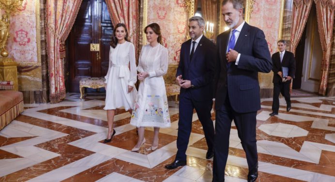 El rey de España y cinco mandatarios asisten a investidura del nuevo presidente de Paraguay