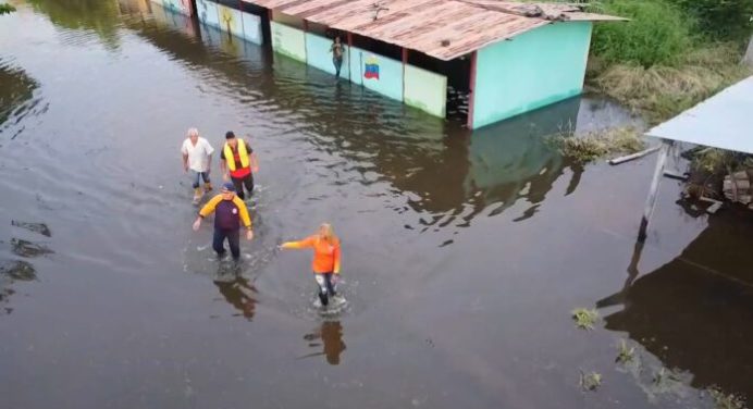 Desbordamiento del río Canaguá en Barinas dejó bajo las aguas a seis sectores