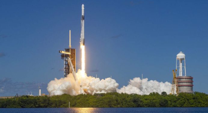 Despega la nave Crew Dragon de SpaceX rumbo a la EEI con cuatro astronautas