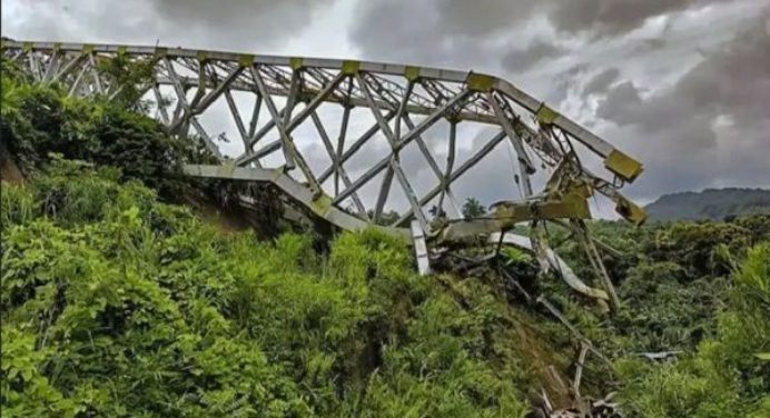 Desplome de puente ferroviario deja 17 muertos en la India