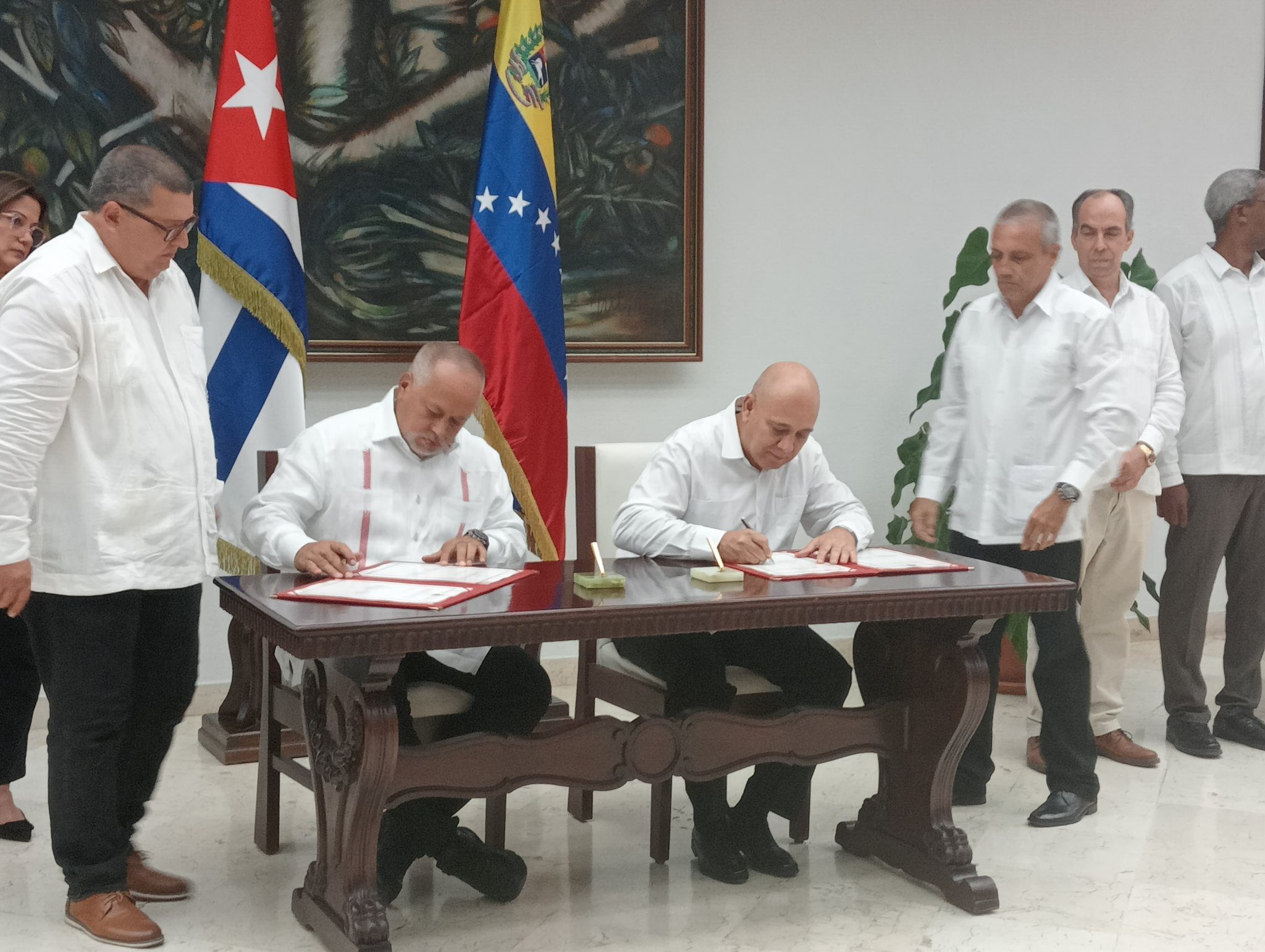 Venezuela y Cuba firman acuerdos de intercambio y cooperación
