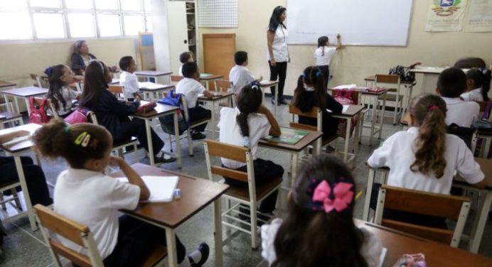 Docentes exigen mejoras salariales para evitar retrasos en el inicio del año escolar