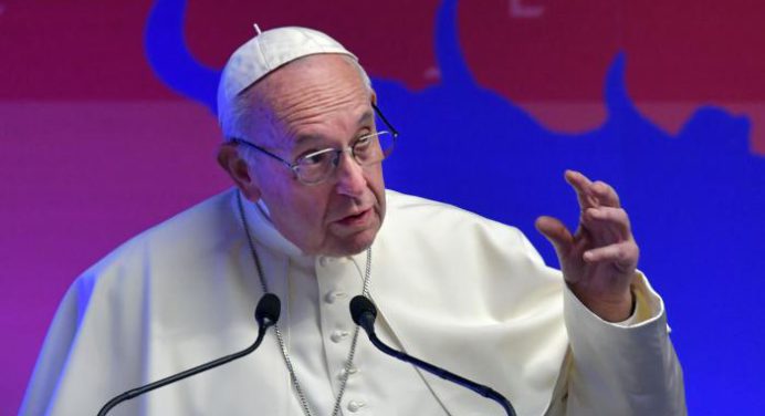 El papa Francisco denuncia que casi 2.000 personas han muerto este año en el Mediterráneo