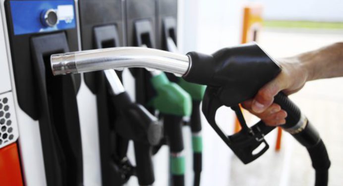 El precio del combustible en Argentina queda congelado hasta el 31 de octubre