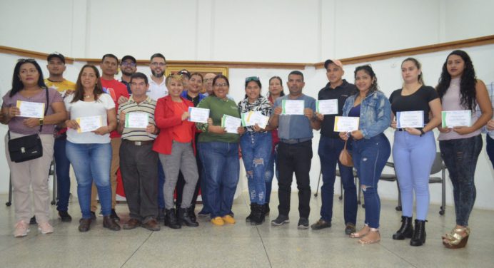 Entregan certificados de formación a emprendedores del municipio Cedeño