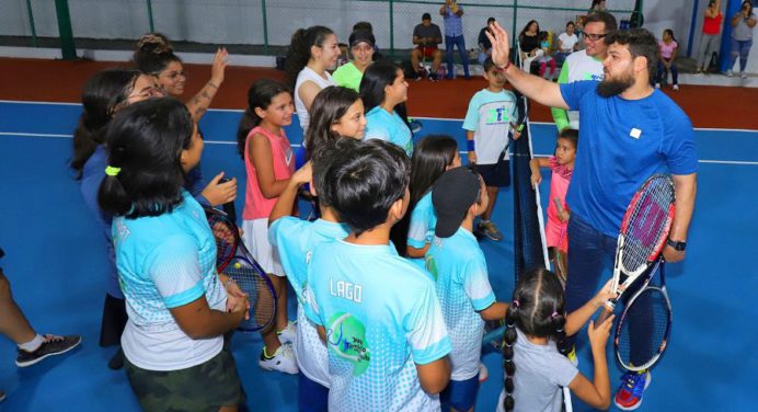 Ernesto Luna entrega cancha del Club de Tenis Juanico totalmente rehabilitada