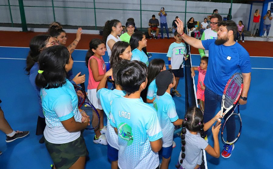 Ernesto Luna entrega cancha del Club de Tenis Juanico