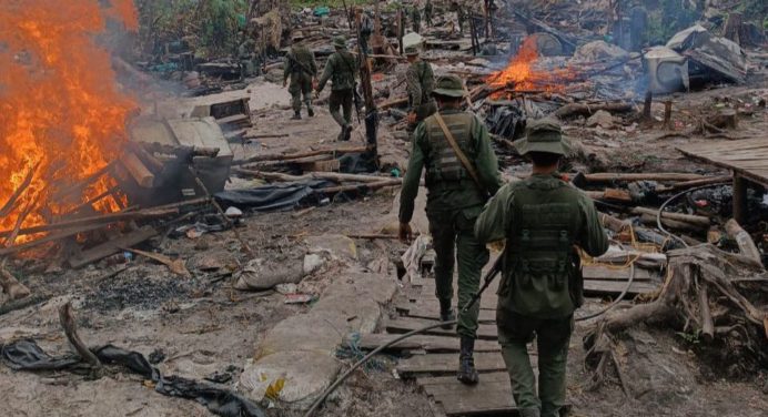 FANB desmantela ocho minas y evacua a 1.200 mineros ilegales en la cima del Yapacana