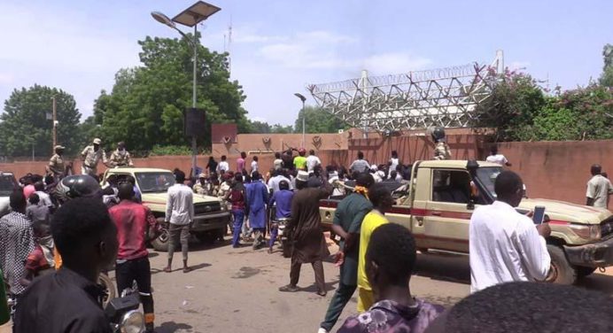 Francia e Italia anuncian evacuación de sus ciudadanos de Níger