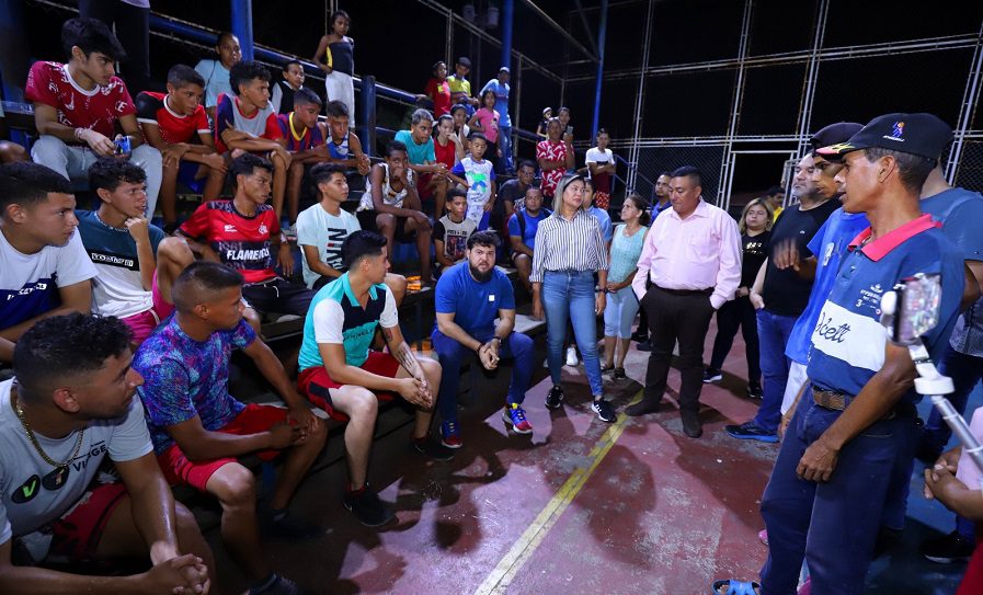 Jóvenes de Sabana Grande le plantean al gobernador Ernesto Luna la necesidad de rehabilitar la cancha del sector