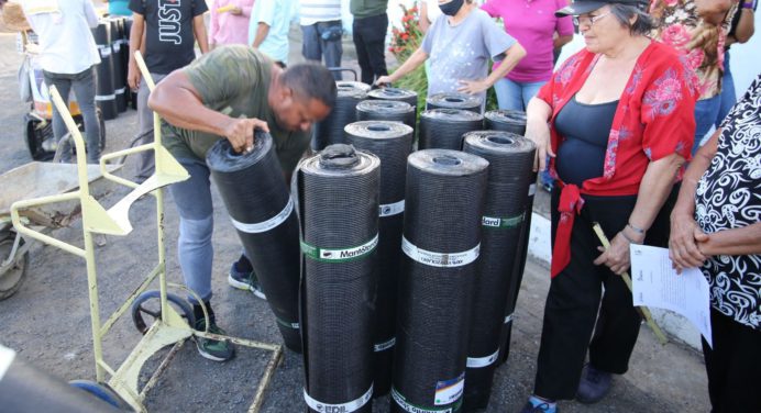 Gobernador Luna atiende a 186 familias con impermeabilización de techos en Los Guaritos 3