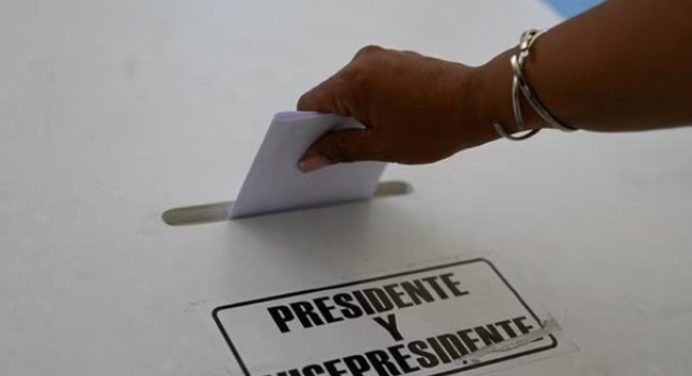 Guatemala abre centros de votación para balotaje por la presidencia