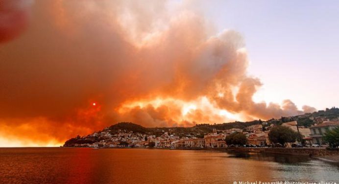 Hallan más de18 inmigrantes muertos por los incendios en el noreste de Grecia